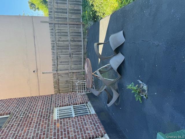 841 E 226th Street Property Photo 4