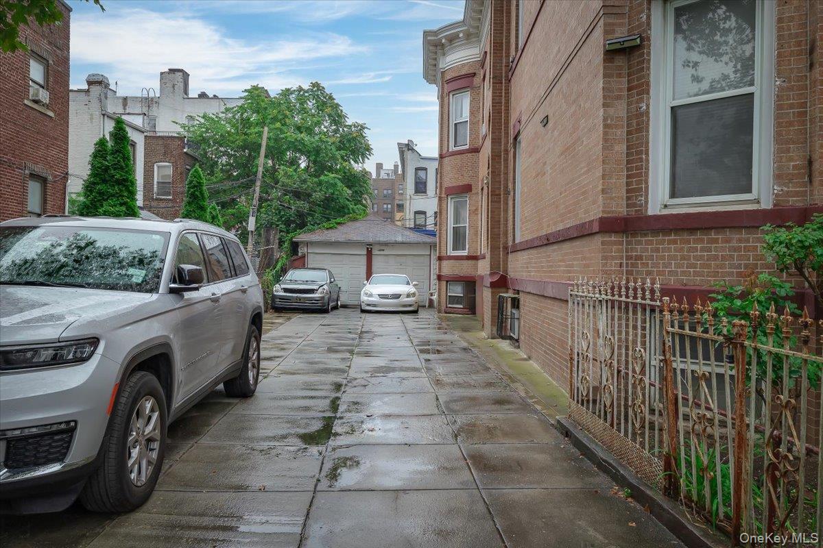 515 E 26th Street Property Photo 2