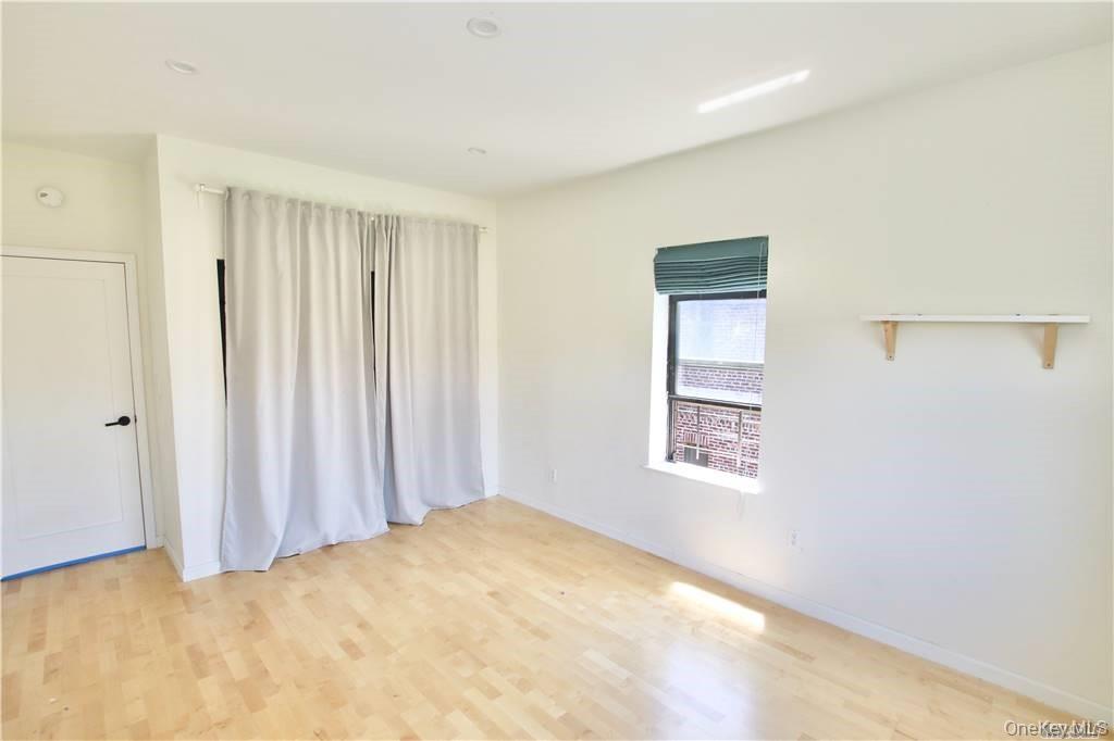 43-33 48 Street 6d Property Photo 12