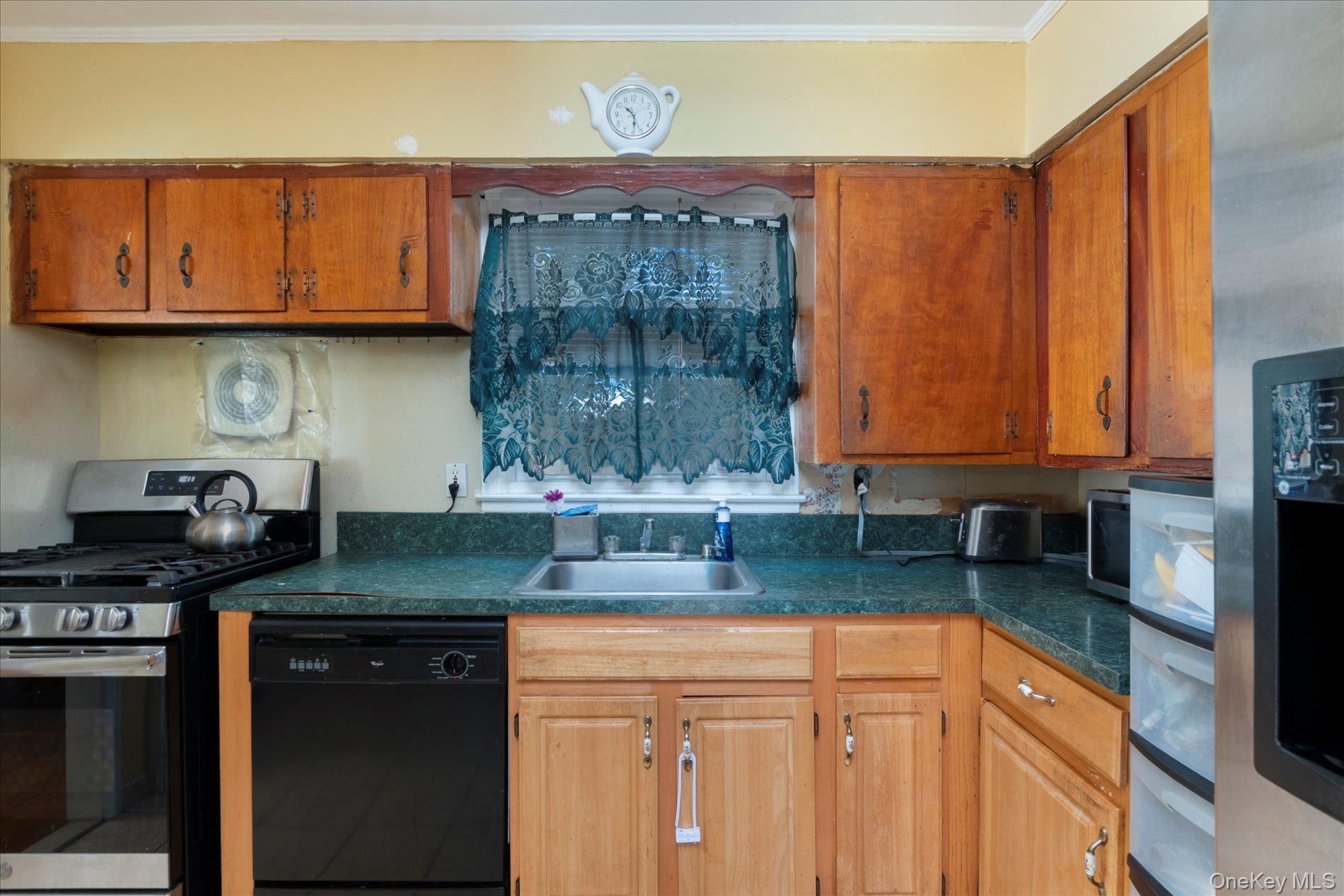472 Emerson Street Property Photo 7
