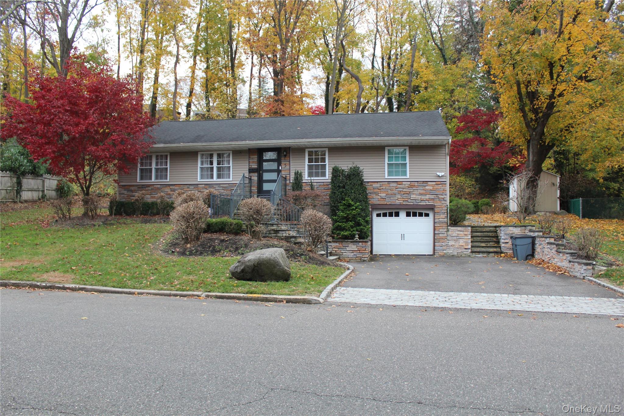 5 Meadowfield Lane Property Photo 1