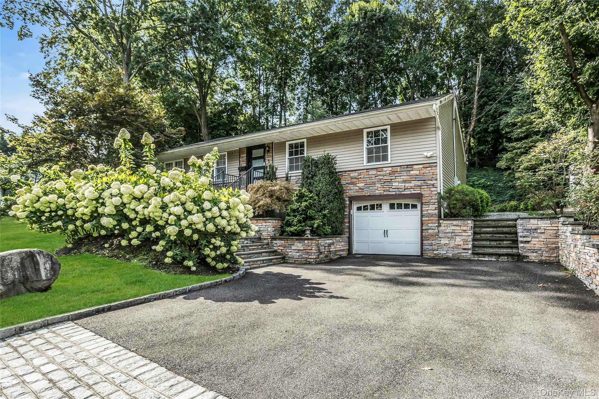 5 Meadowfield Lane Property Photo 2
