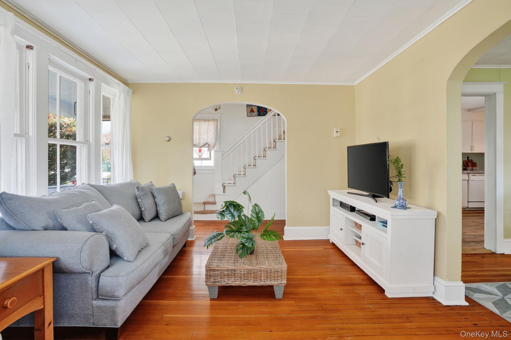 176 S Grand Avenue Property Photo 8