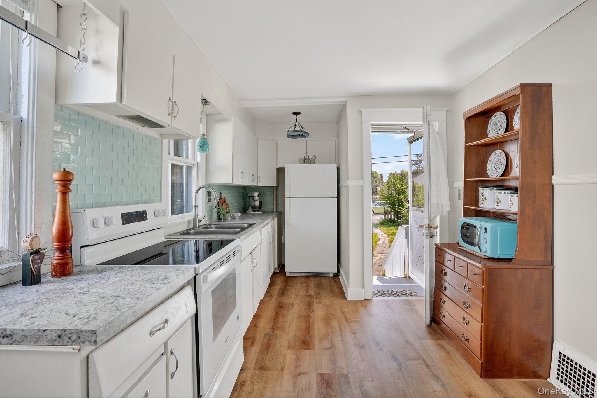176 S Grand Avenue Property Photo 10