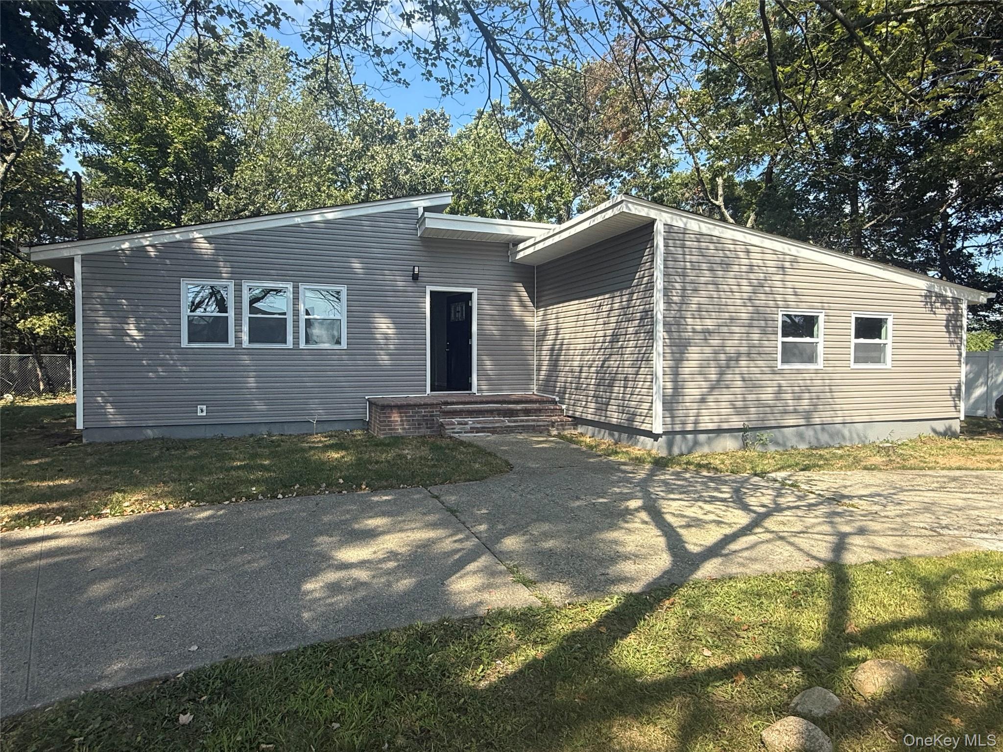 9 E Holt Street Property Photo 43