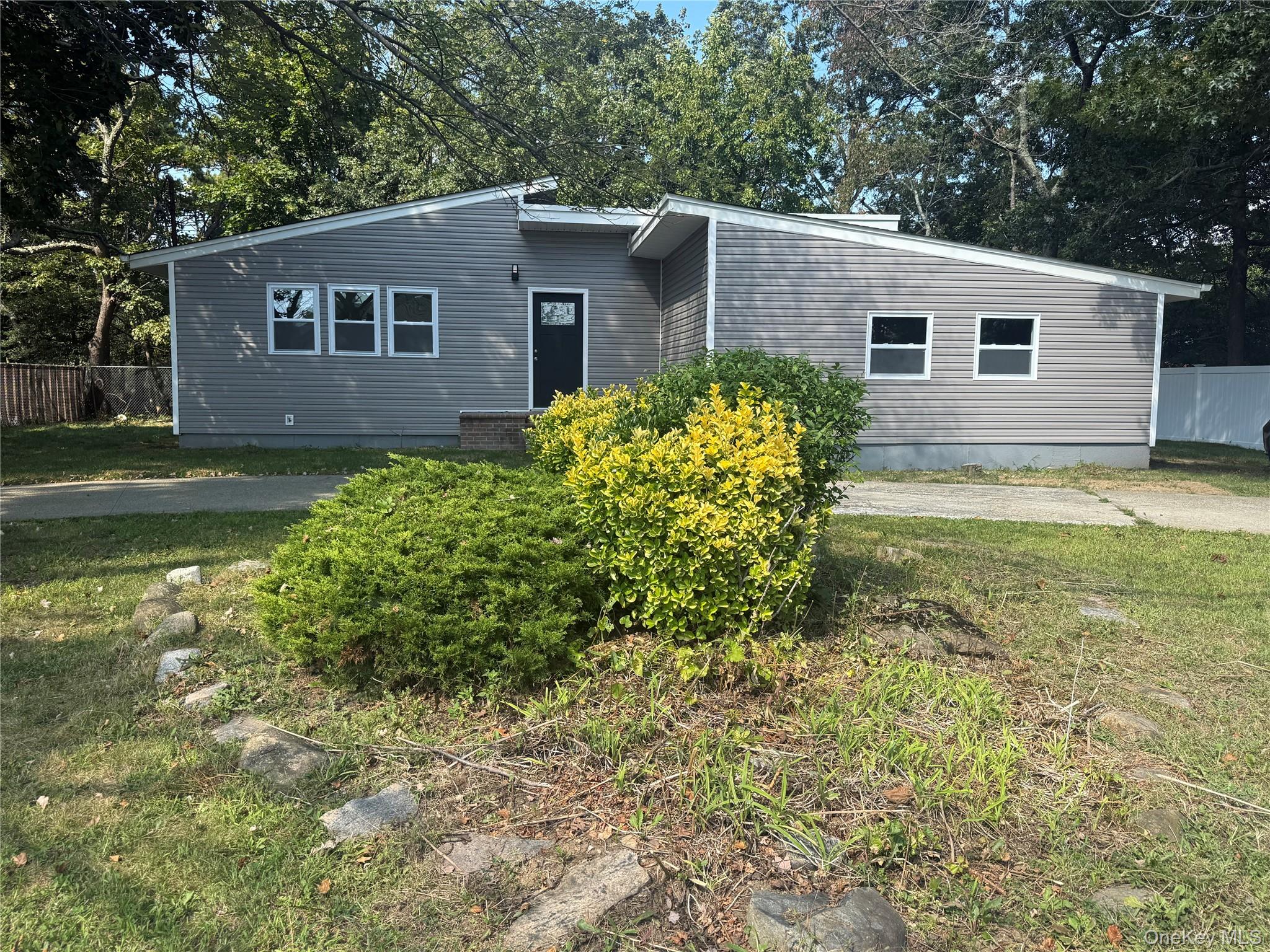 9 E Holt Street Property Photo 45