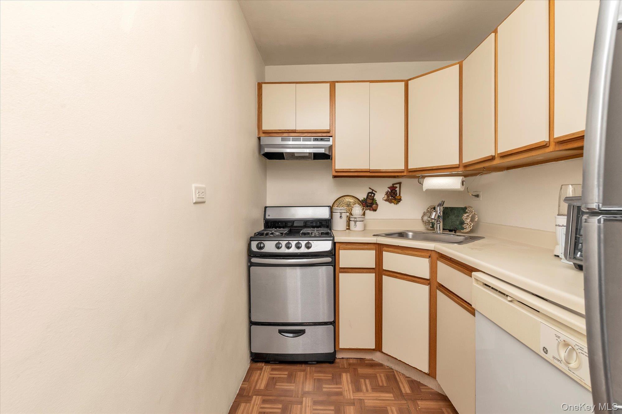 61-20 Grand Central Parkway C207 Property Photo 8