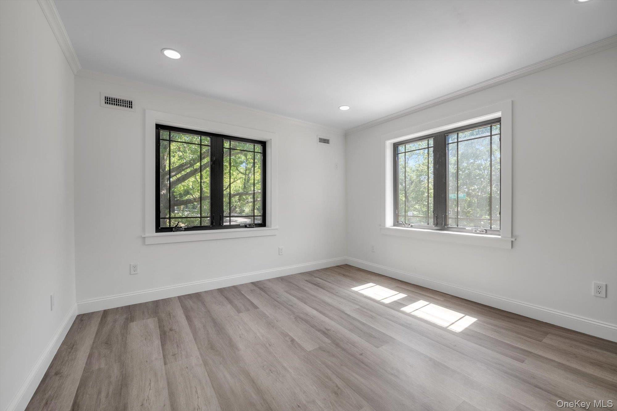 16515 Cross Island Parkway Property Photo 24
