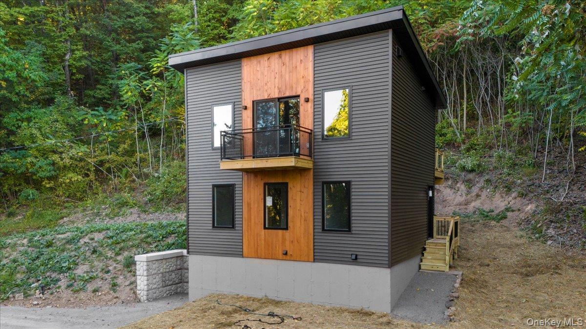 711 Vedder Mountain Road Property Photo 1