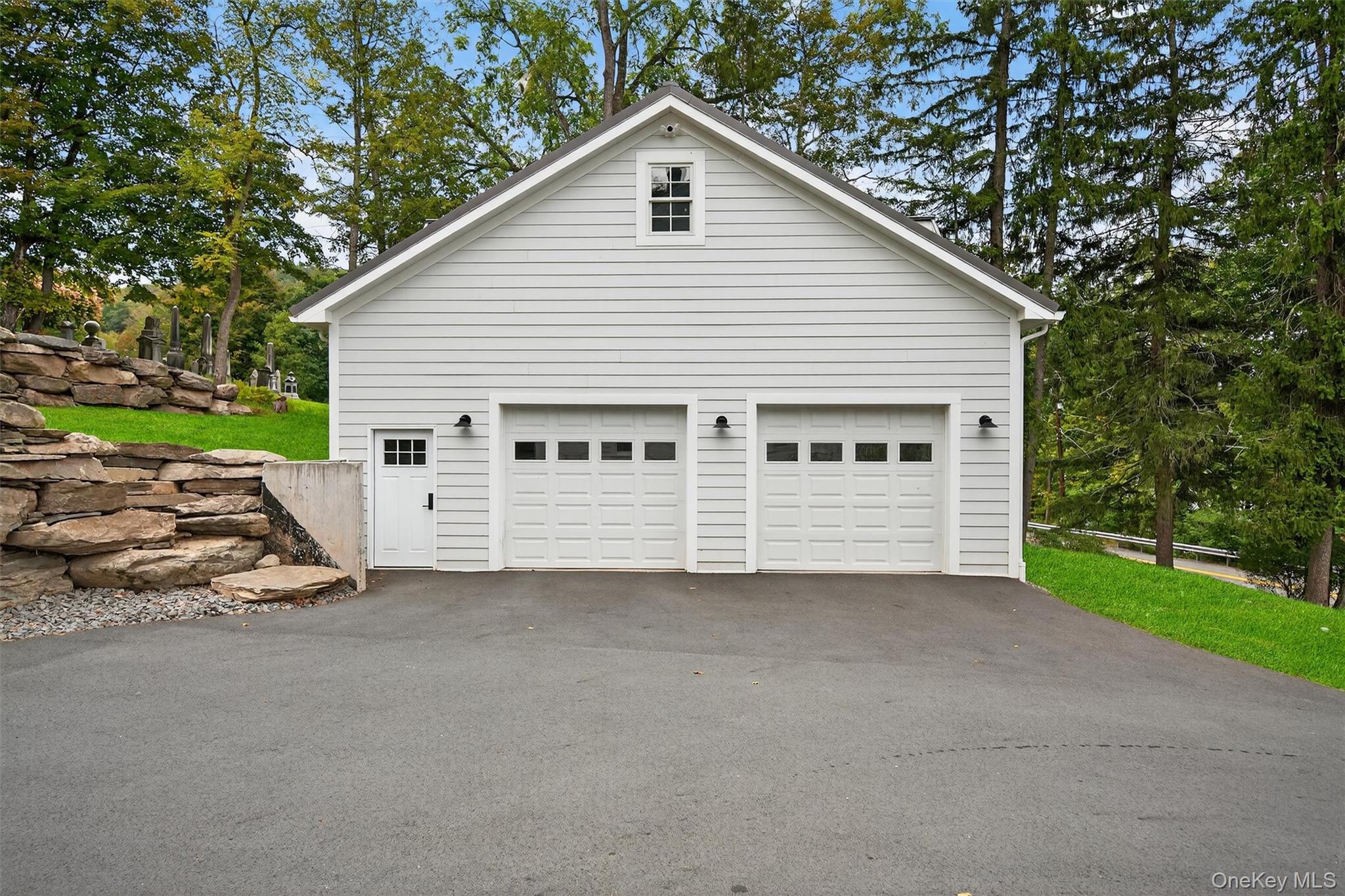 1657 River Road Property Photo 3
