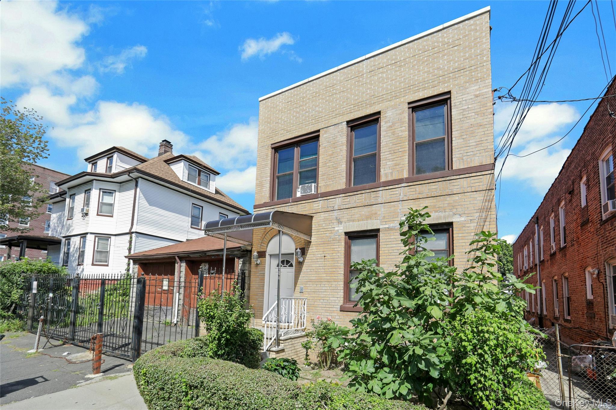 807 E 242nd Street Property Photo 1