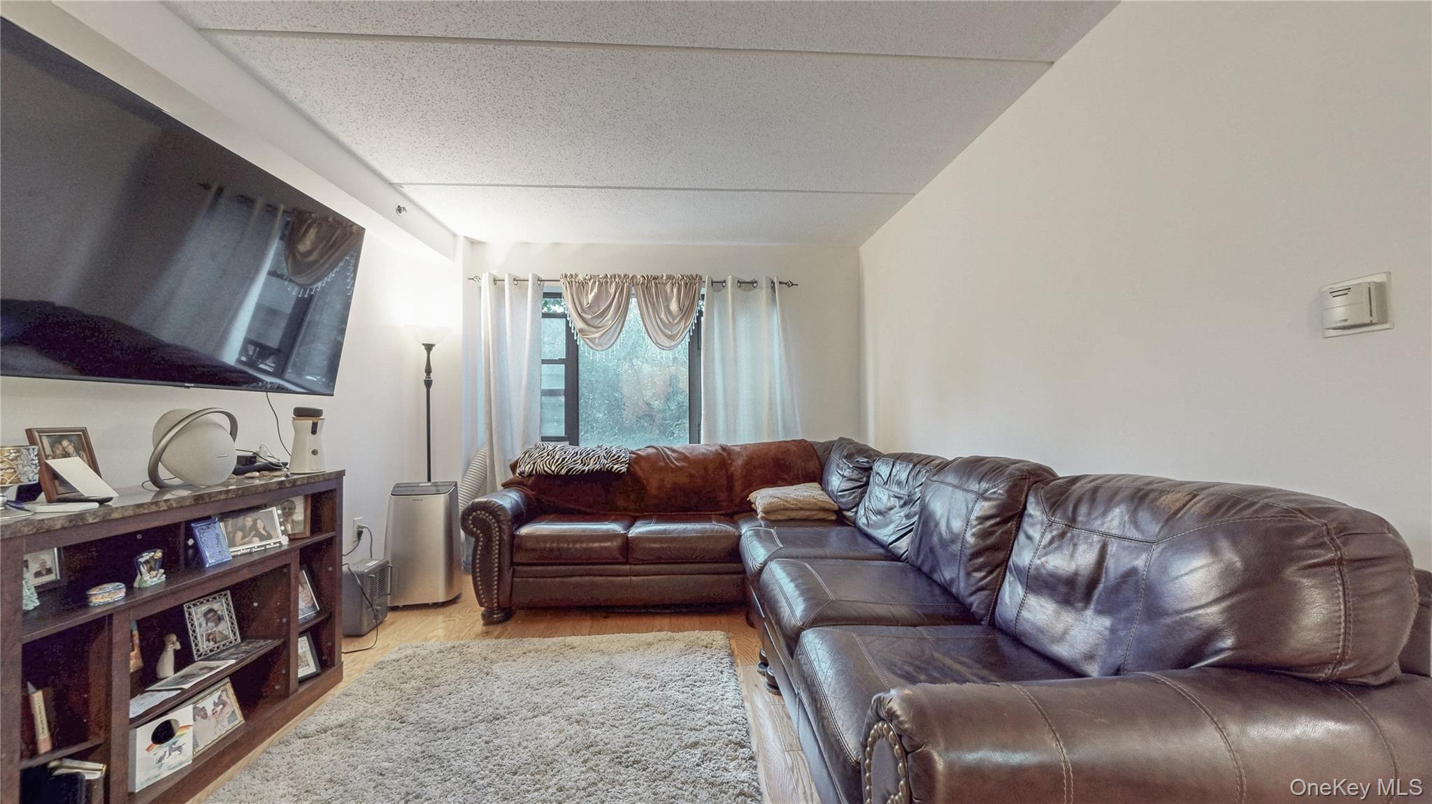 1275 Grant Avenue 2g Property Photo 2