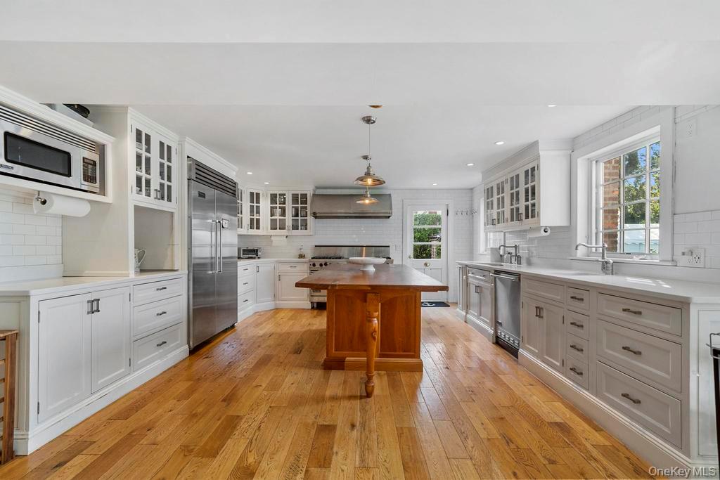 46 Bellport Lane Property Photo 11