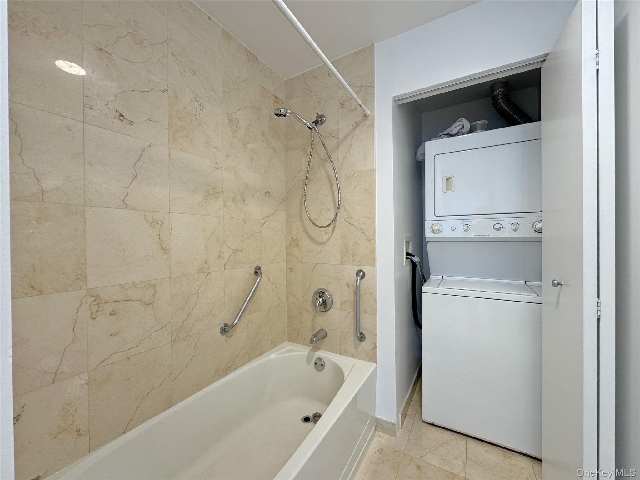 4028 College Point Boulevard Ph102 Property Photo 17