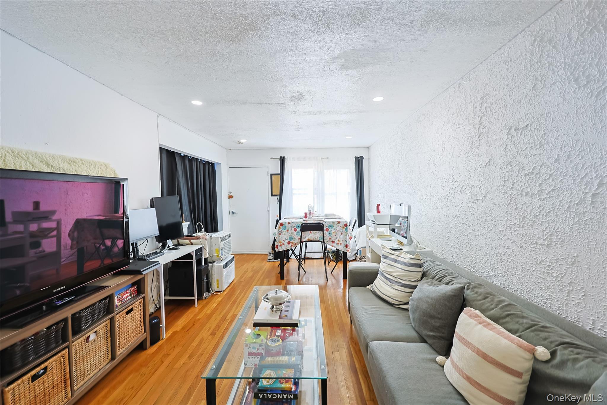3231 71 Street Property Photo 6