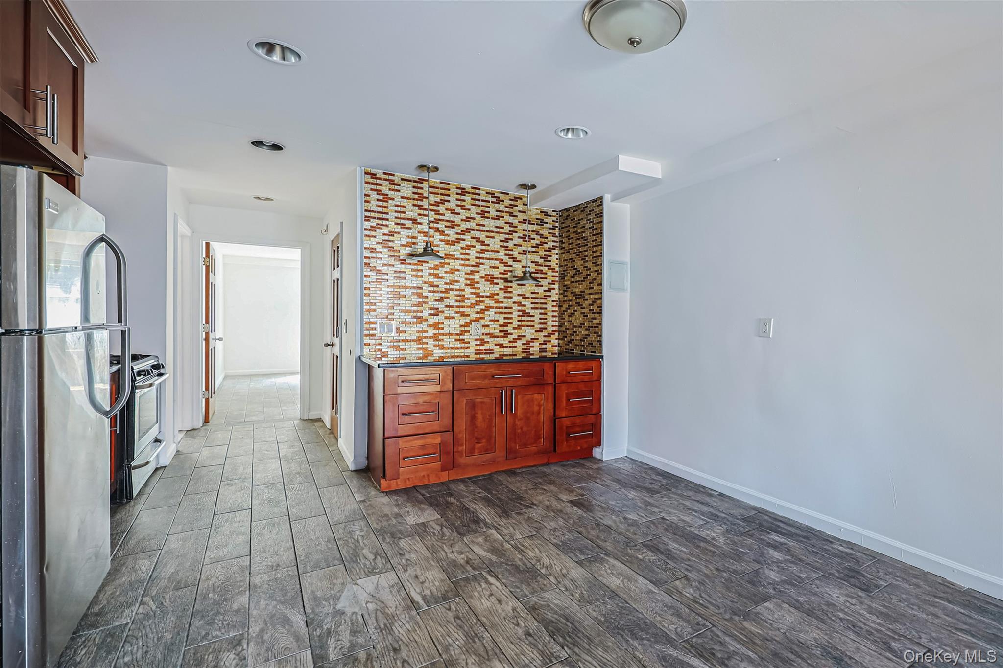 3231 71 Street Property Photo 8