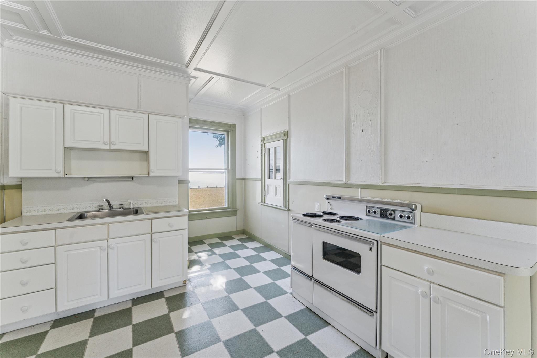 63 S Bay Ave Property Photo 8