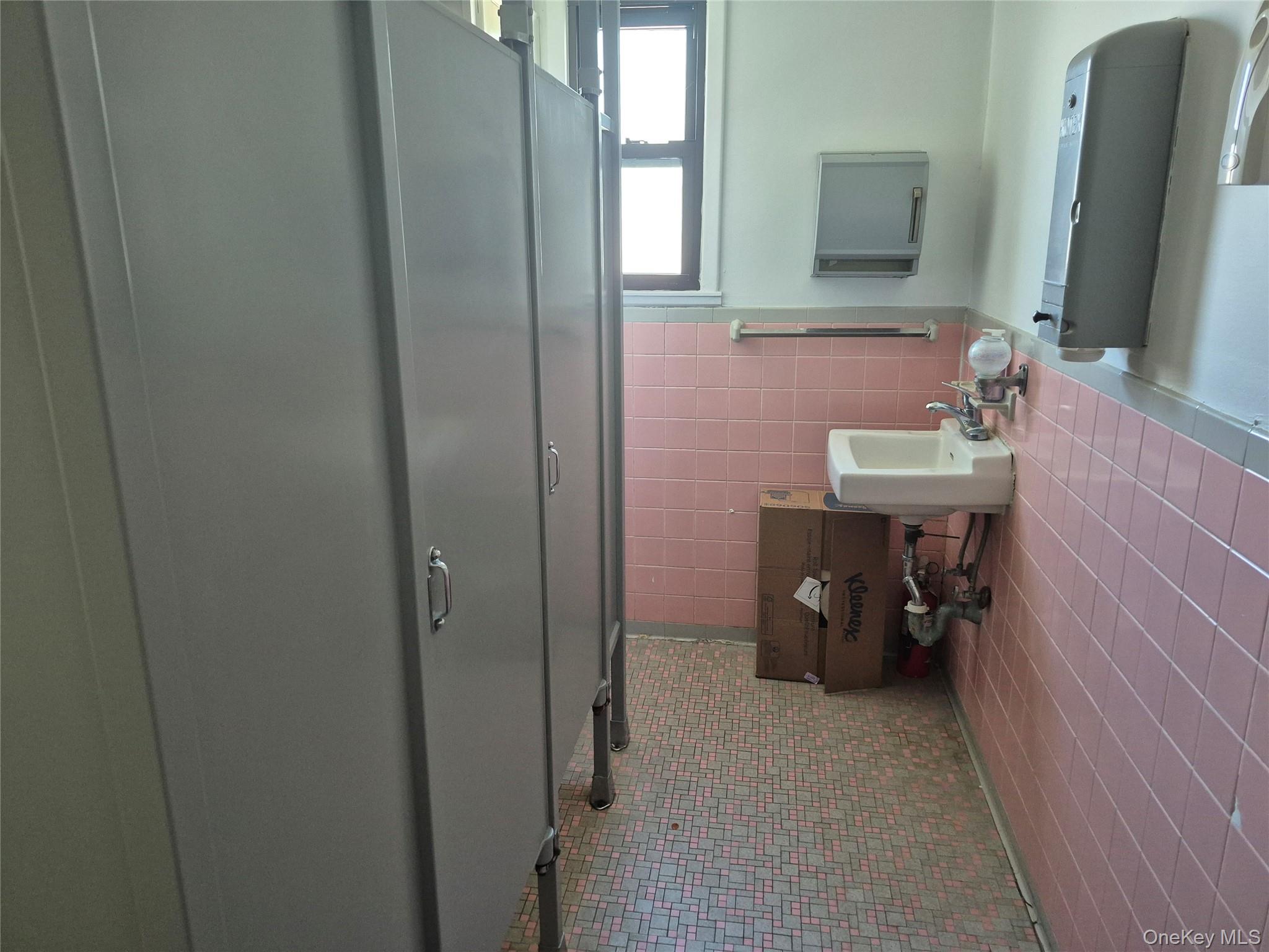475 W Merrick Road Property Photo 7