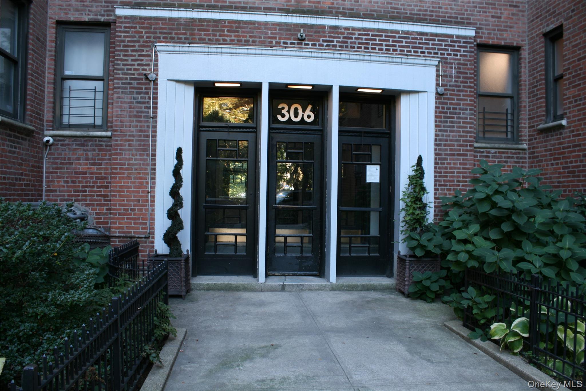 306 E Mosholu Parkway 1f Property Photo 1