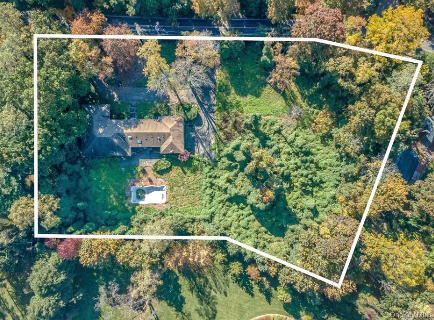 169 Middle Neck Road Property Photo 3