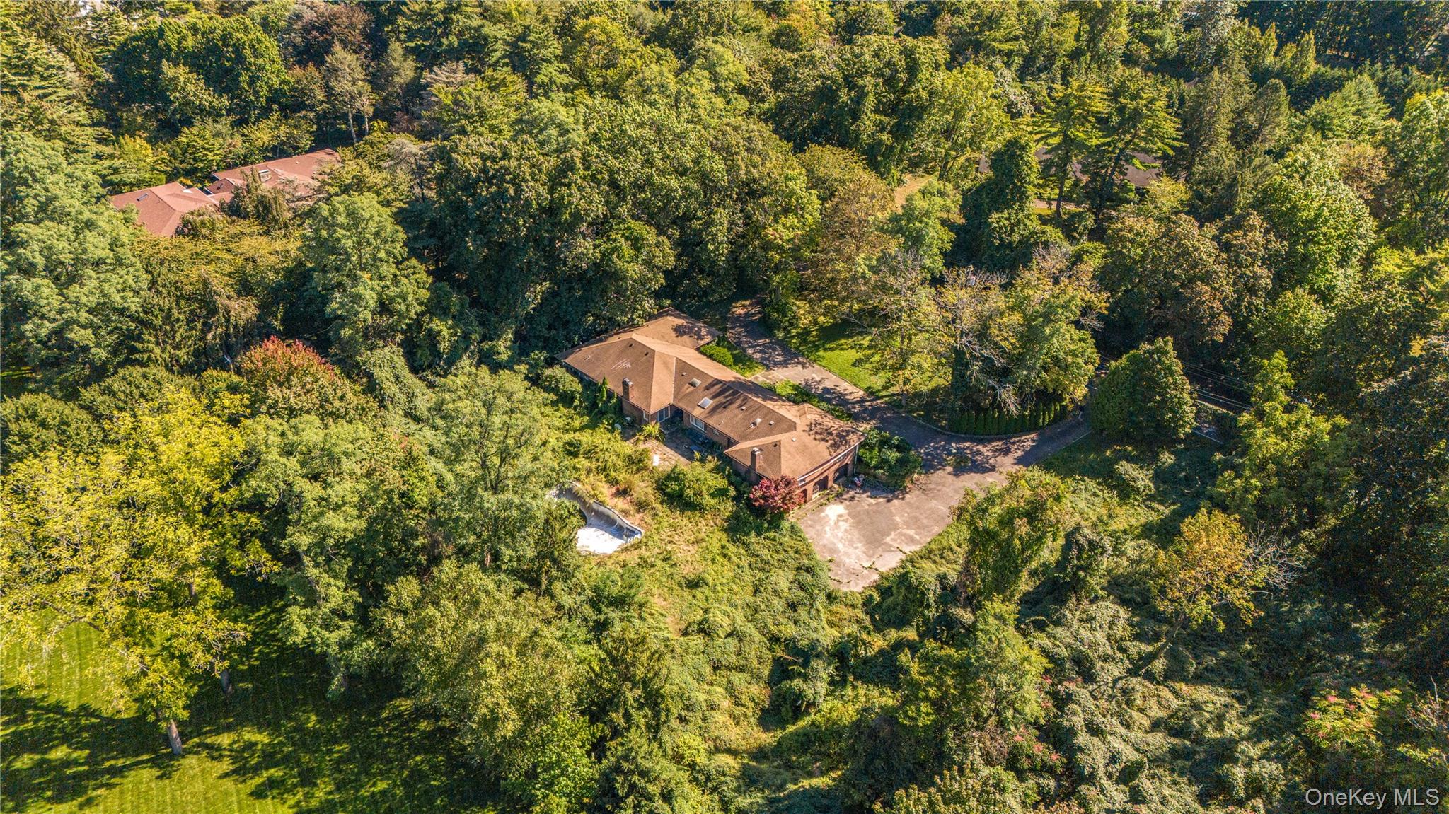 169 Middle Neck Road Property Photo 6