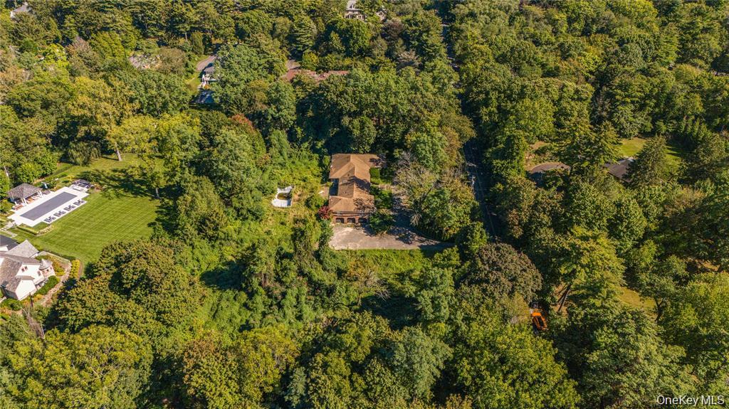 169 Middle Neck Road Property Photo 4