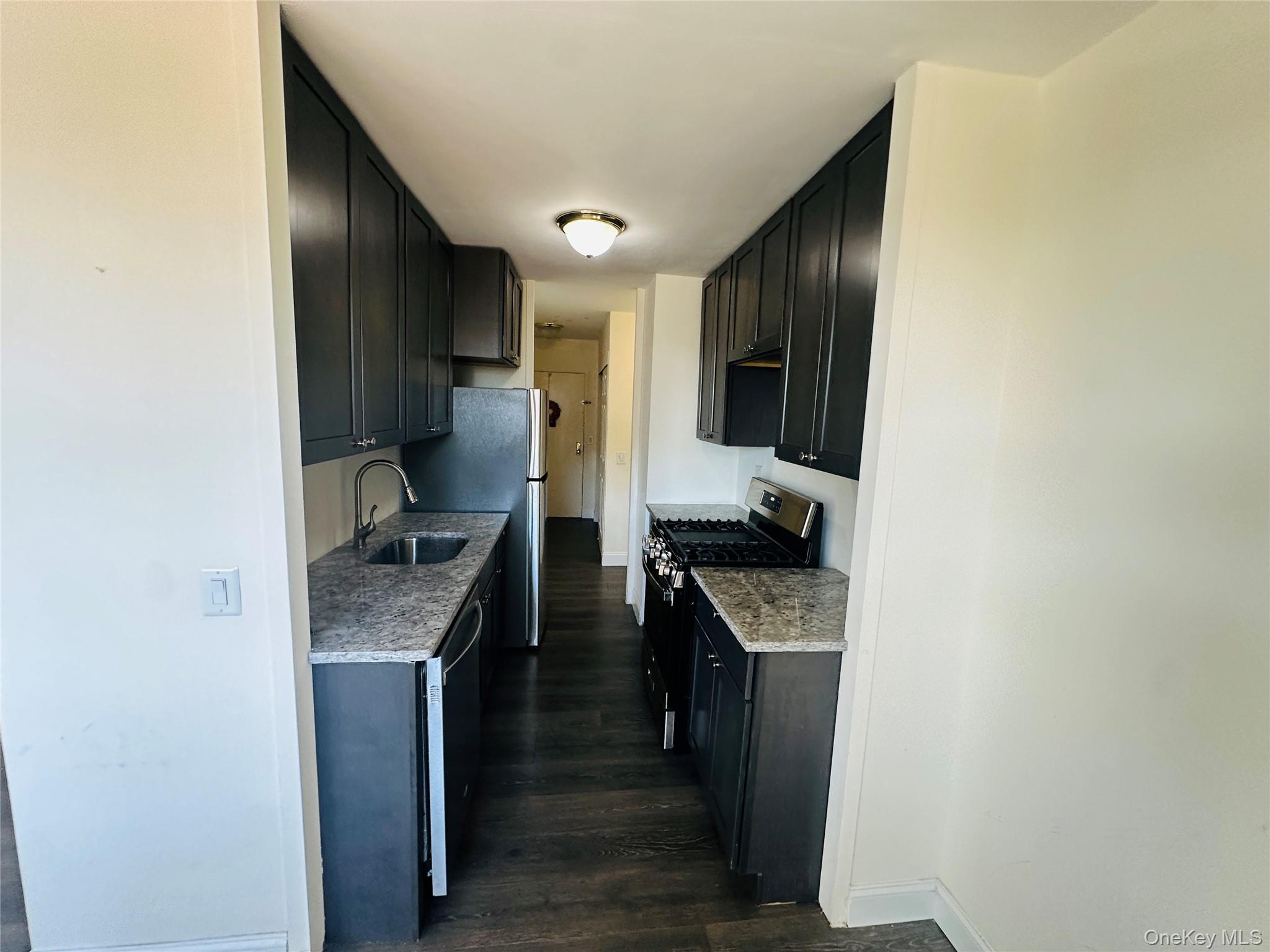 880 Boynton Avenue 8m Property Photo 4