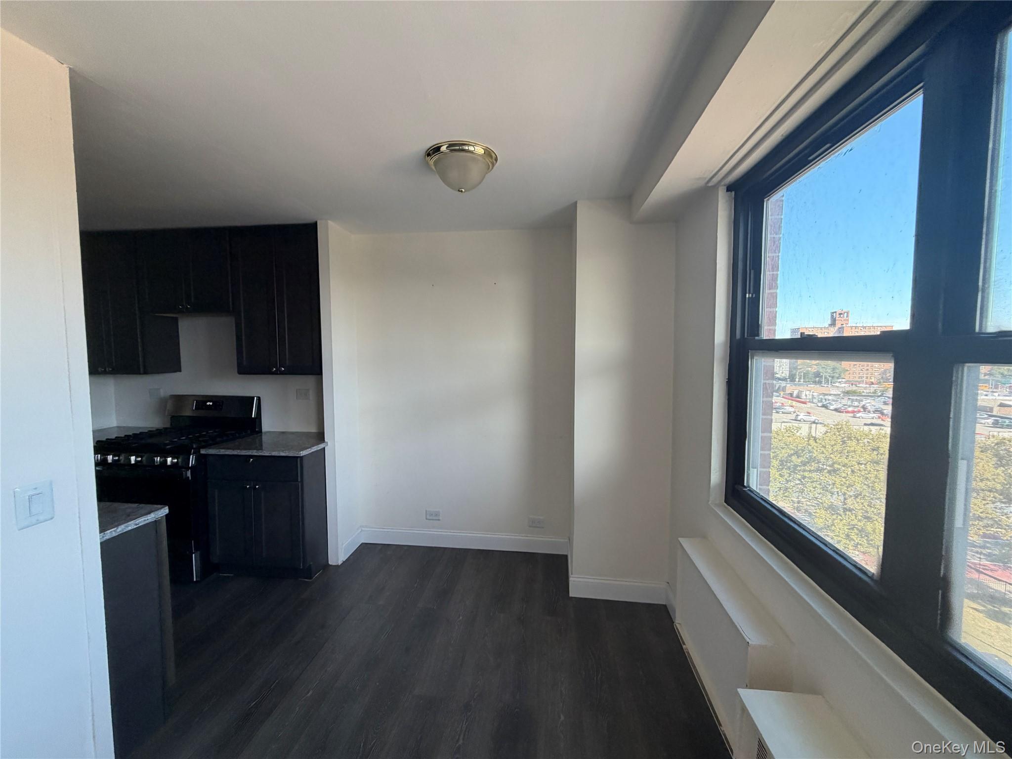 880 Boynton Avenue 8m Property Photo 7