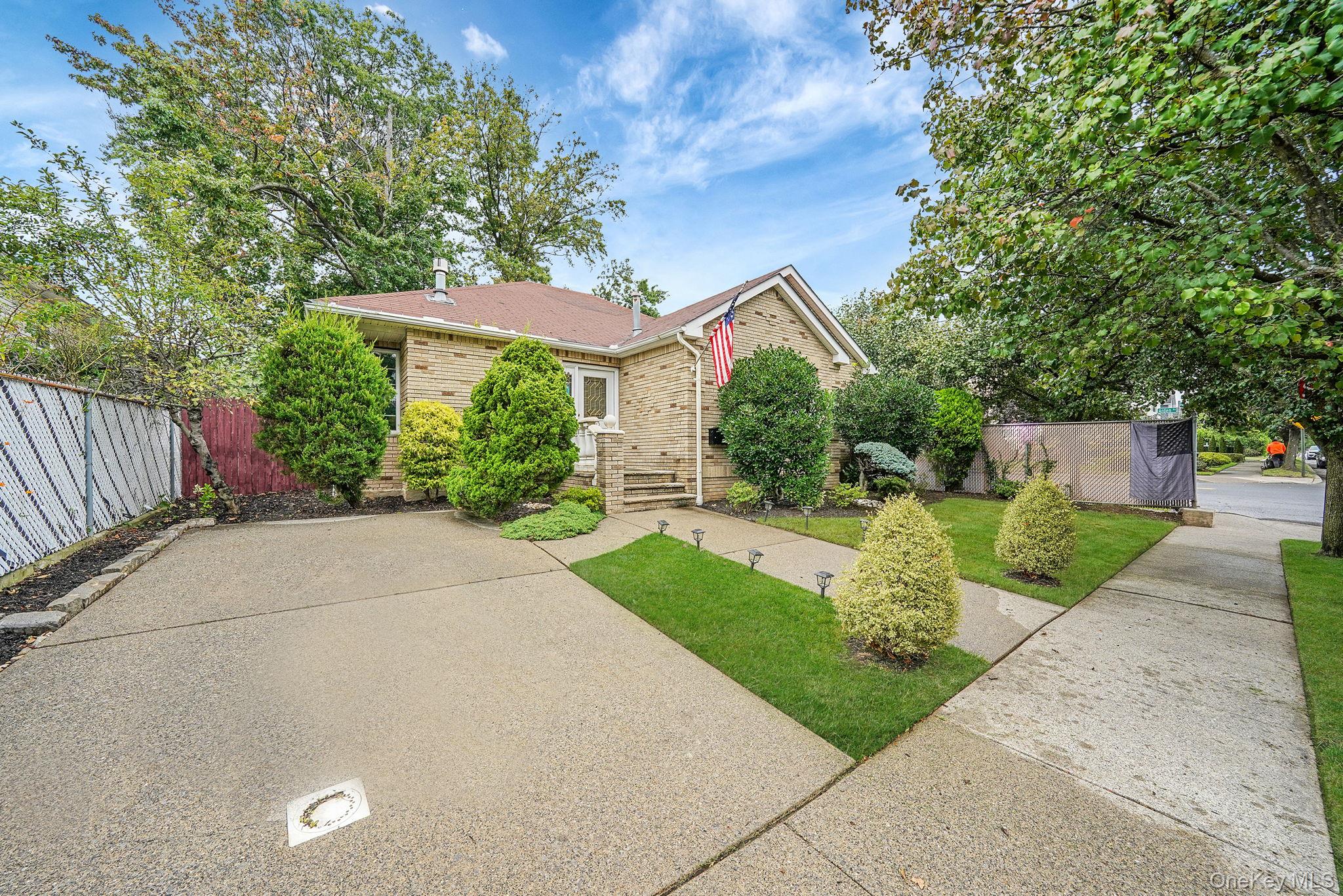 155 Bathgate St Property Photo 1