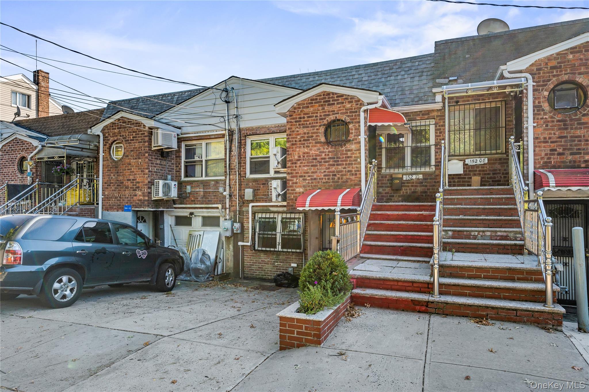 152-10 Peck Avenue Property Photo 1