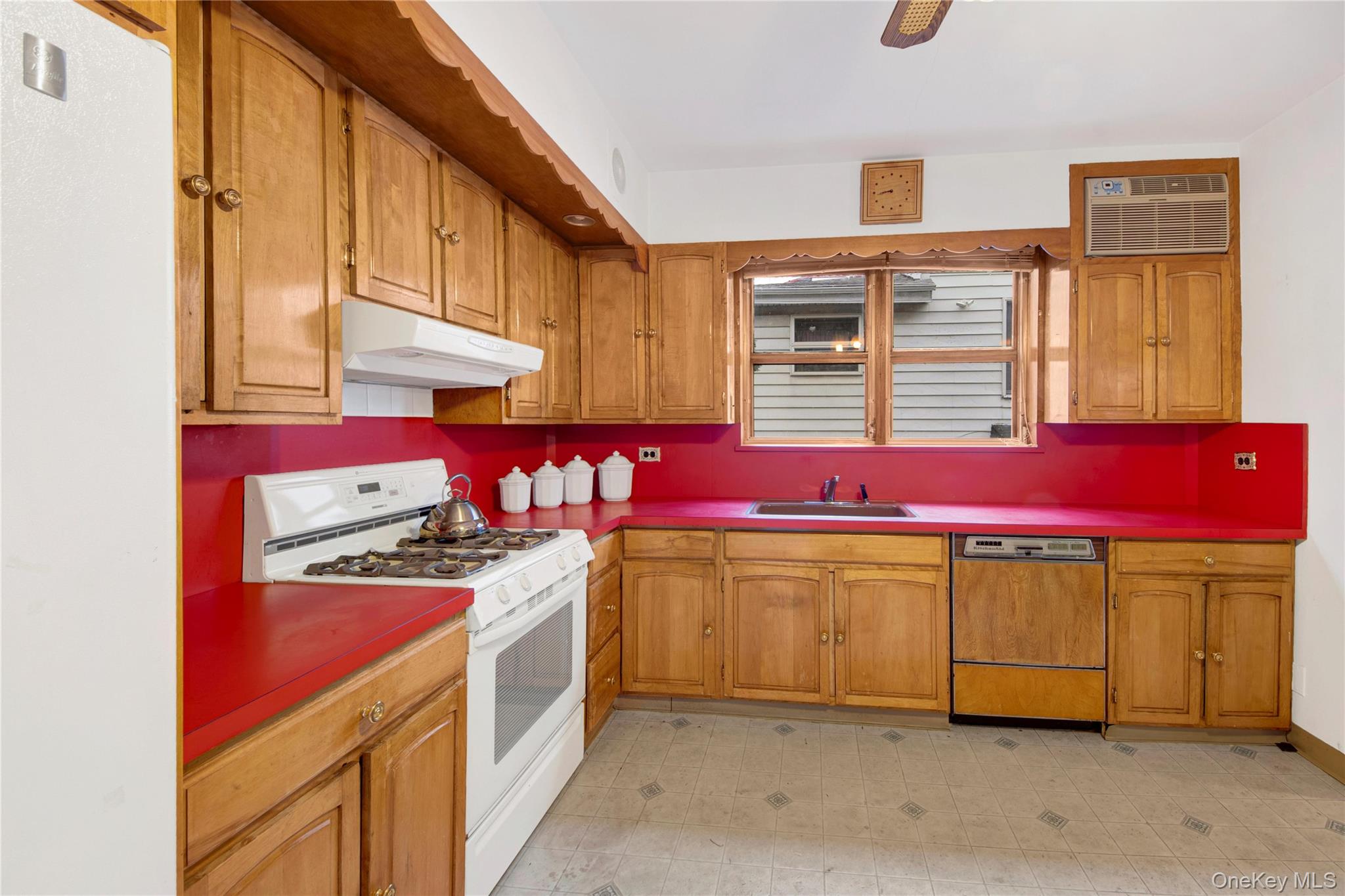 242 E 237th Street Property Photo 3