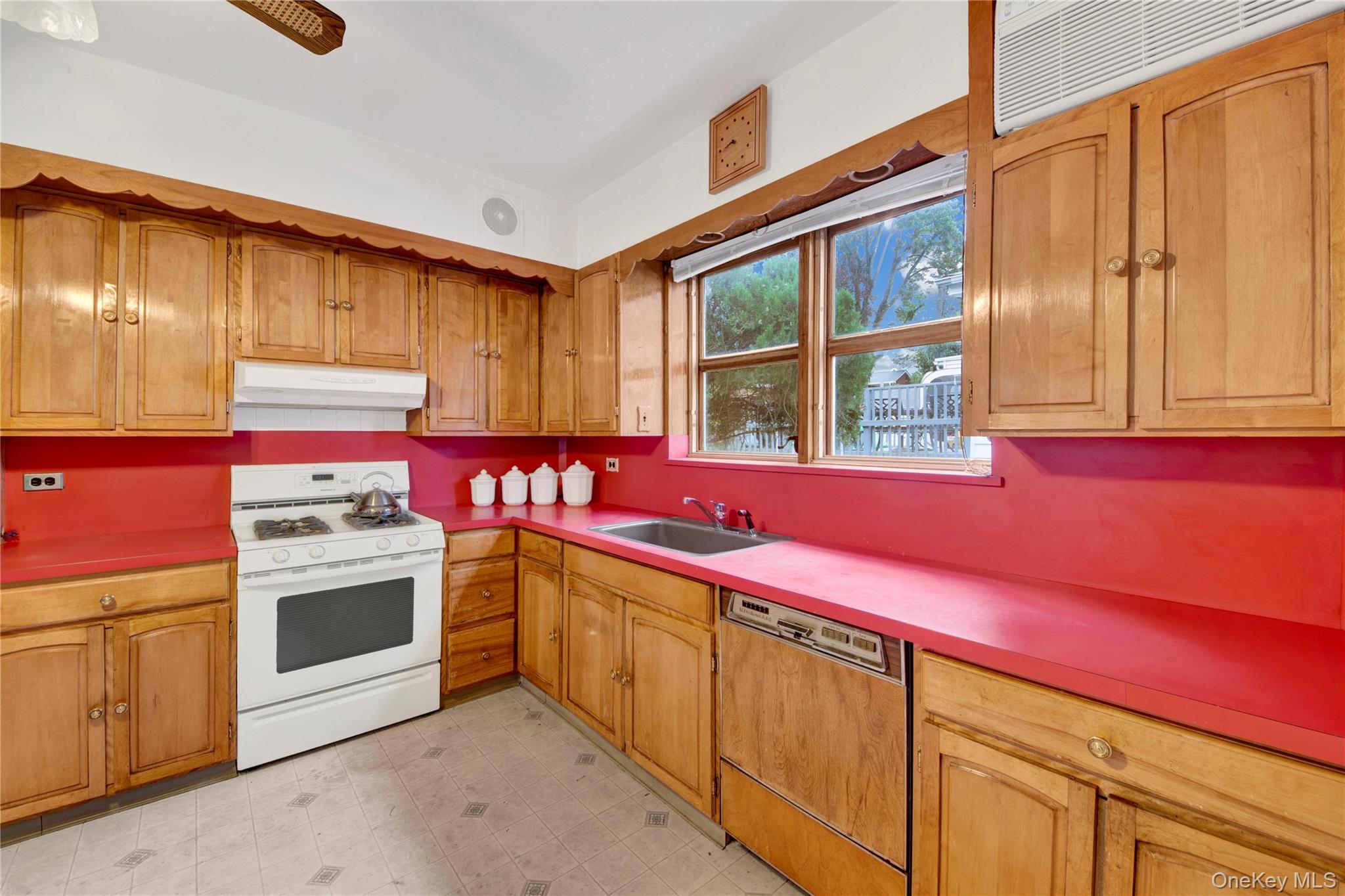 242 E 237th Street Property Photo 4
