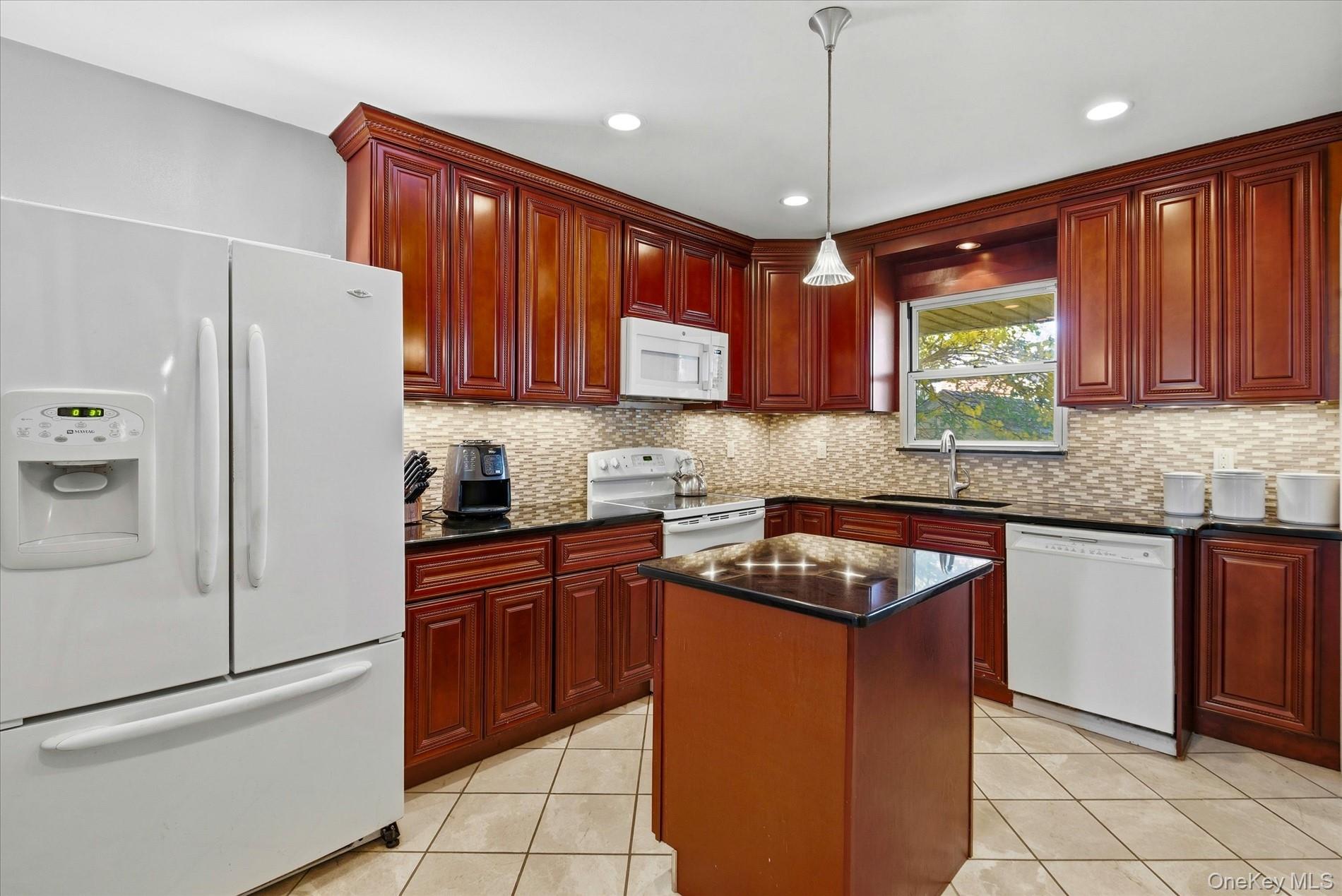 164-37 Grand Central Parkway Property Photo 6