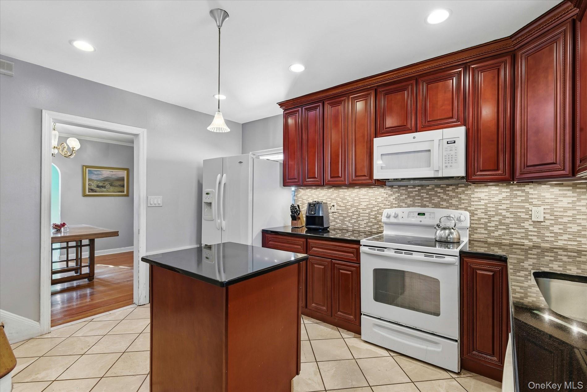 164-37 Grand Central Parkway Property Photo 7