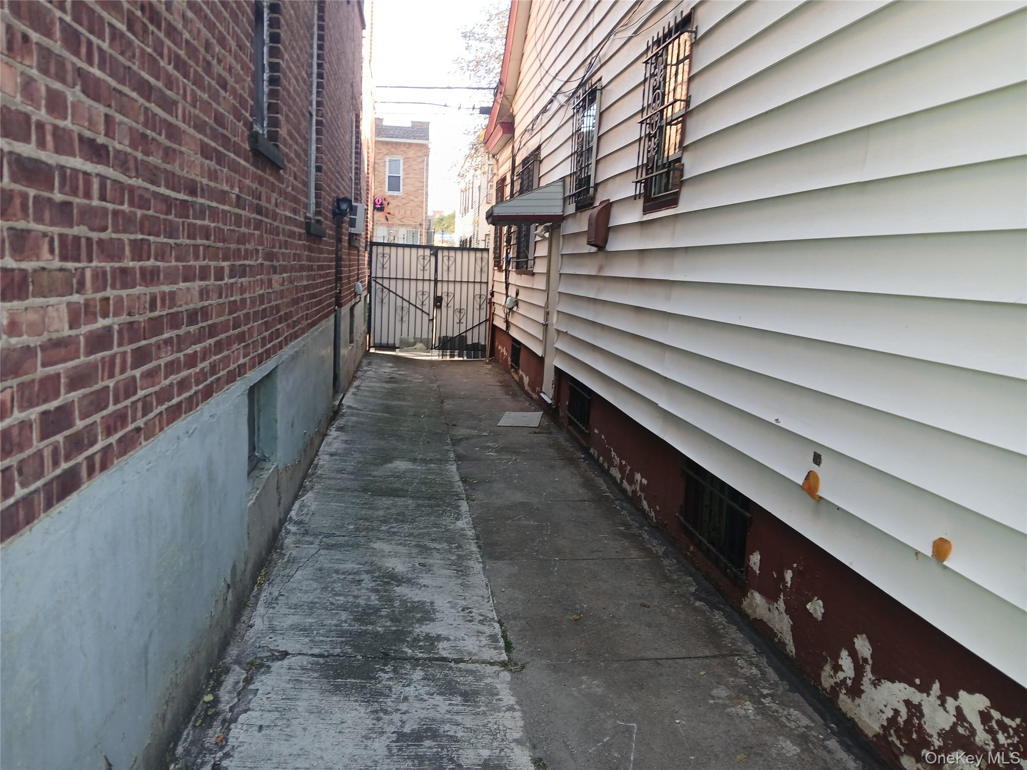 95 13 42 Avenue Property Photo 4