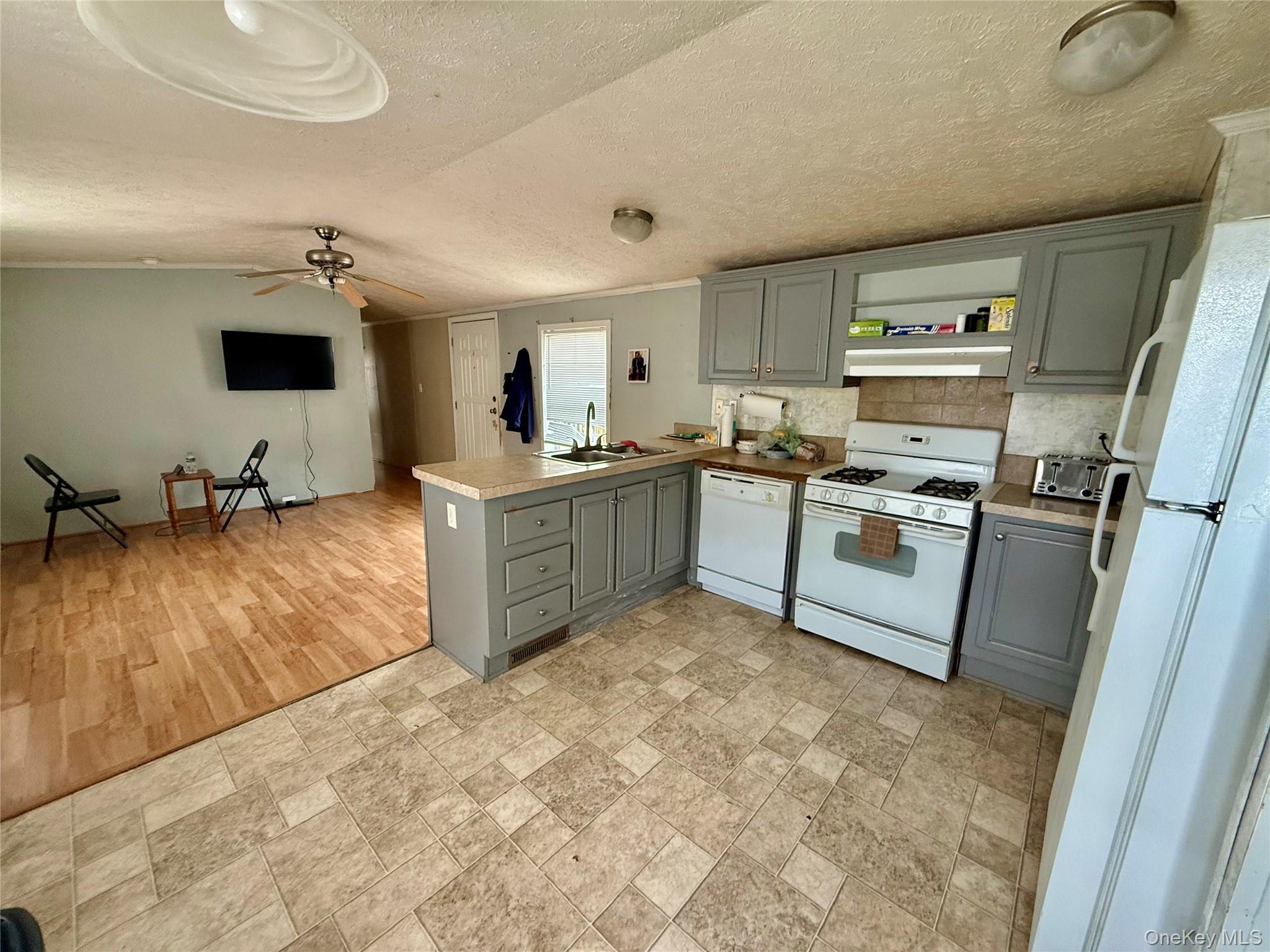 568 Gulliver Terrace Property Photo 5