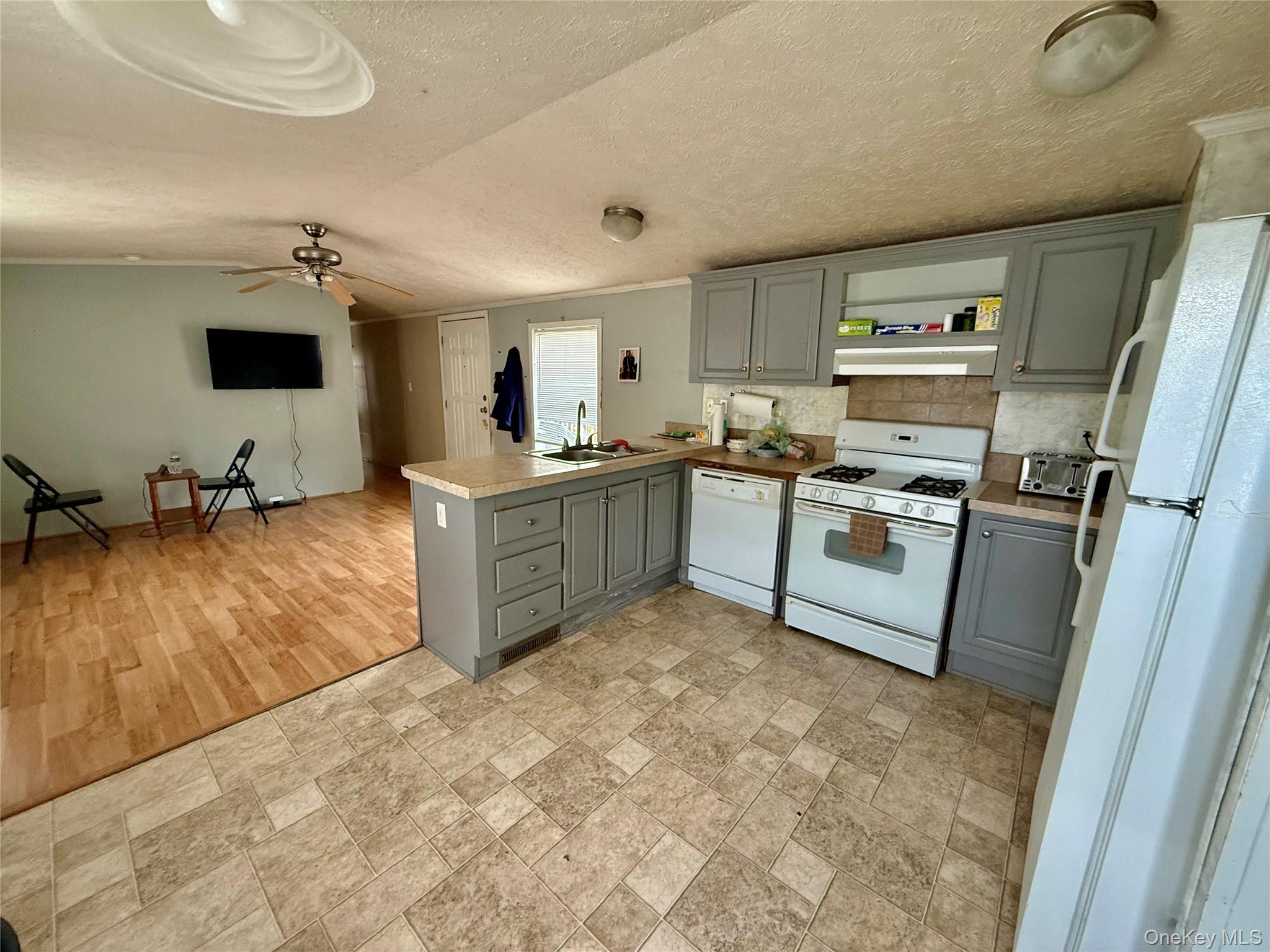568 Gulliver Terrace Property Photo 6