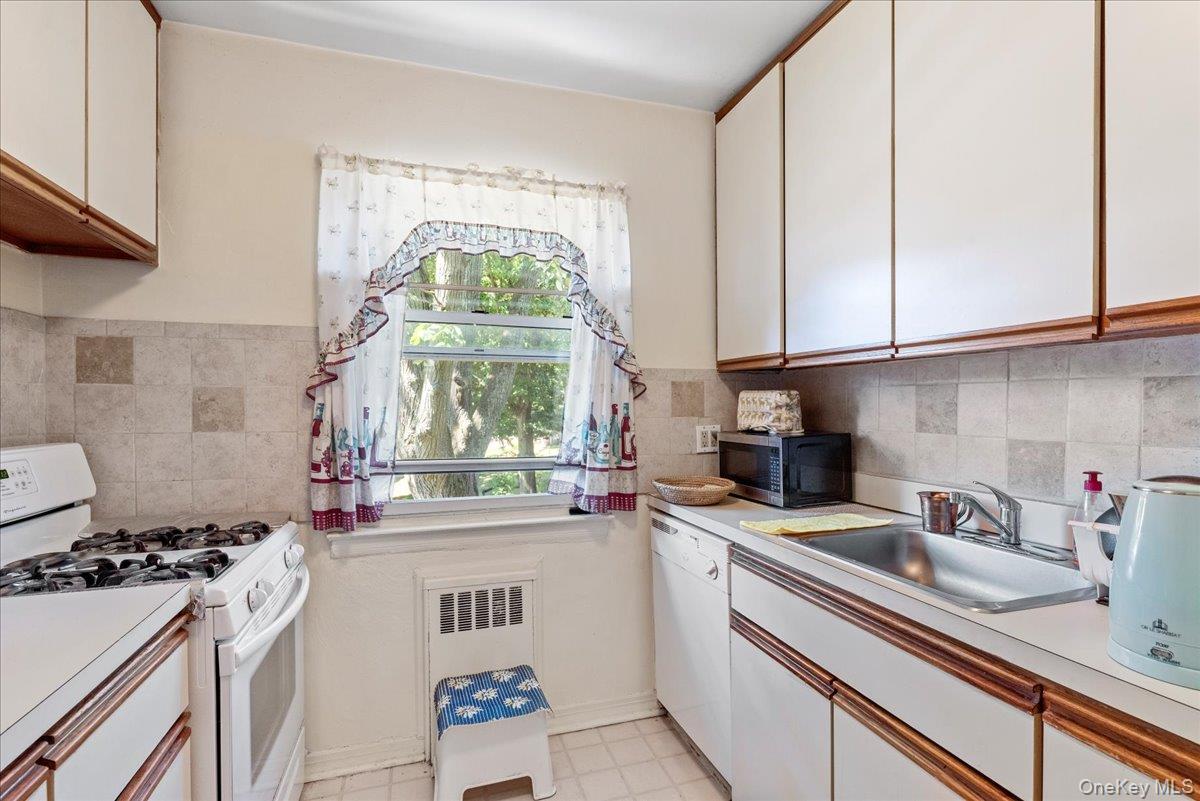 87-44 Marengo Street 2a Property Photo 9
