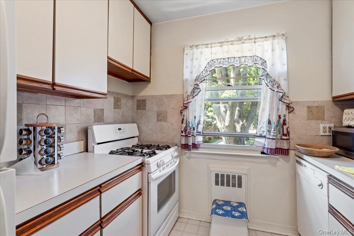 87-44 Marengo Street 2a Property Photo 10