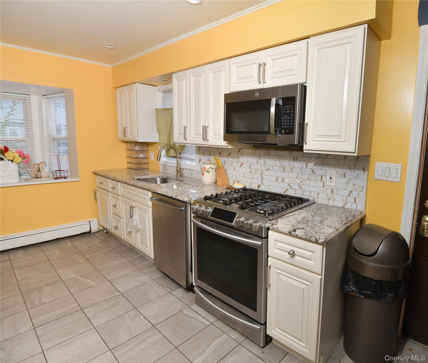 76 E Hollywood Avenue Property Photo 4