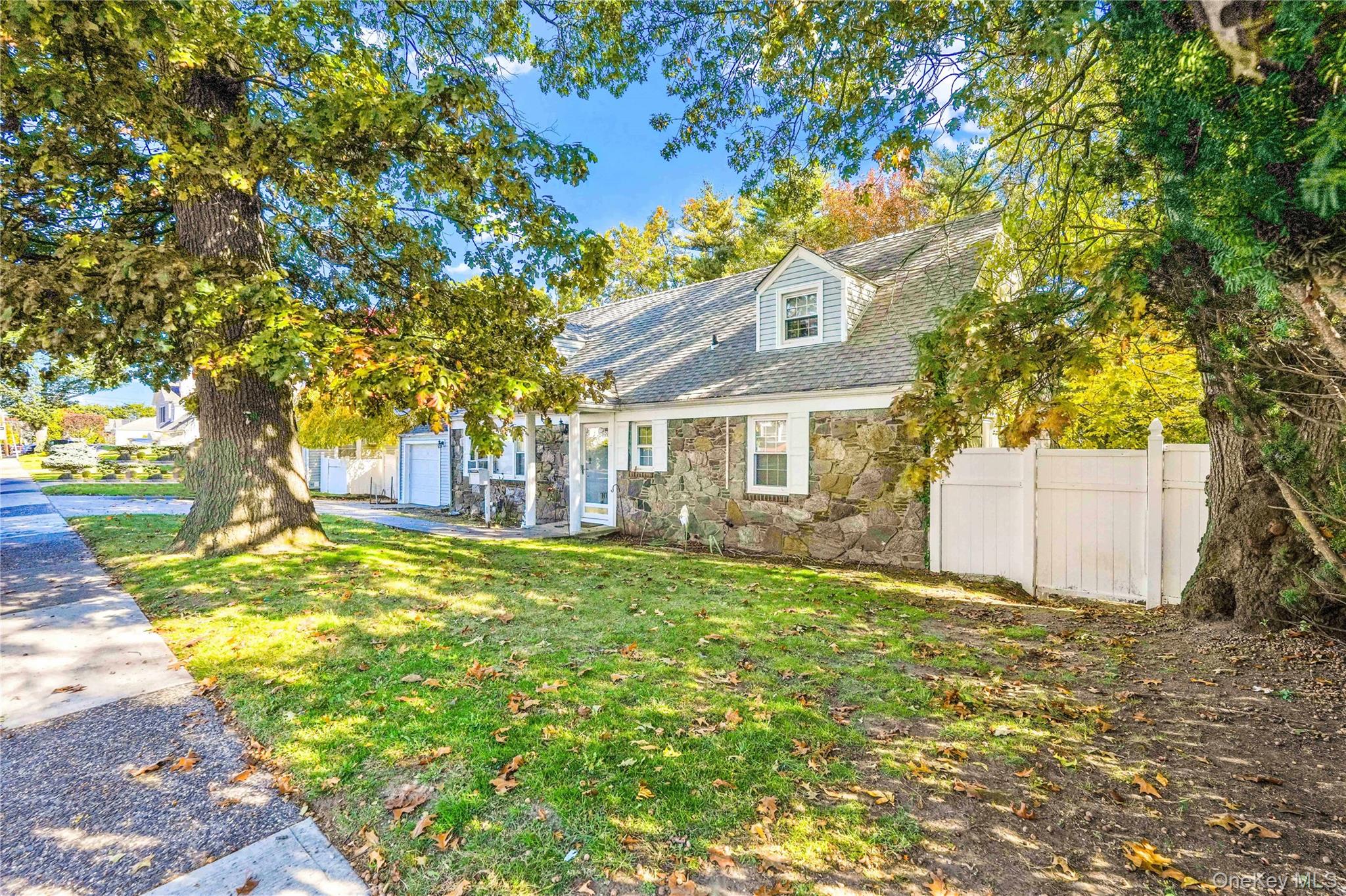 303 Nassau Boulevard Property Photo 2