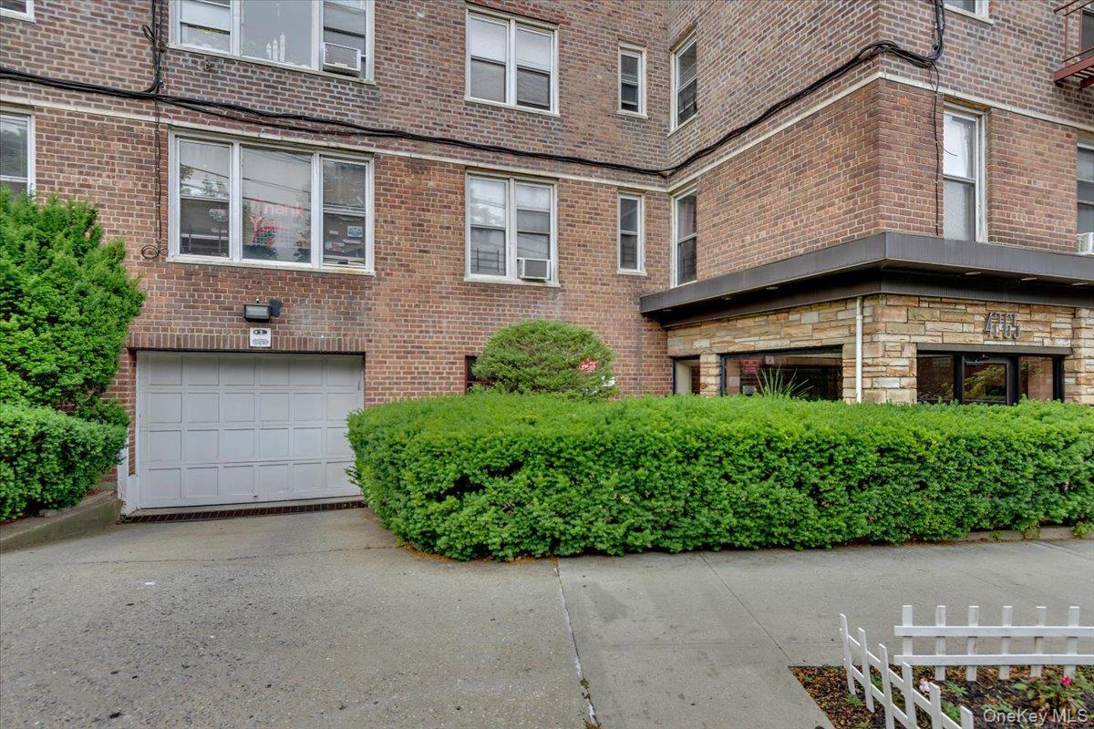 4265 Webster Ave. 5c Property Photo 2
