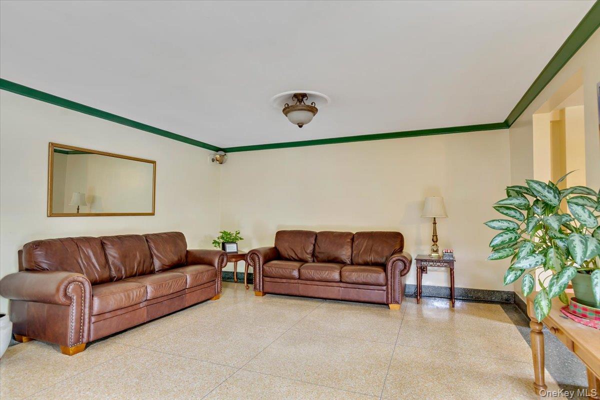 4265 Webster Ave. 5c Property Photo 3