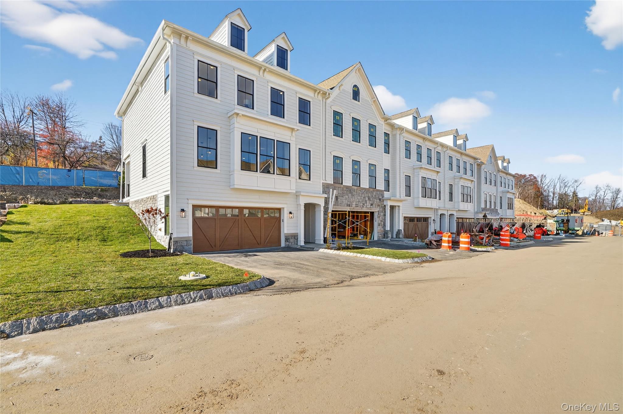 1811 Soundview Court Property Photo 2