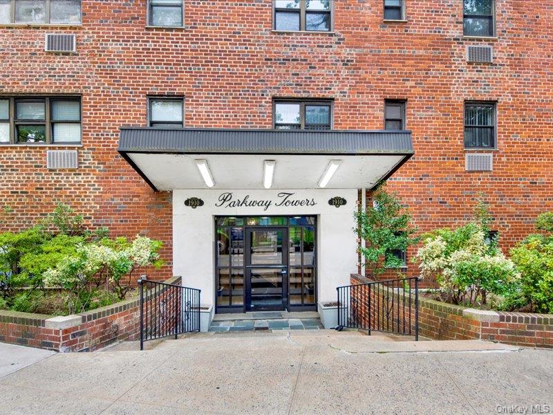 1910 S Pelham Parkway 3g Property Photo 1