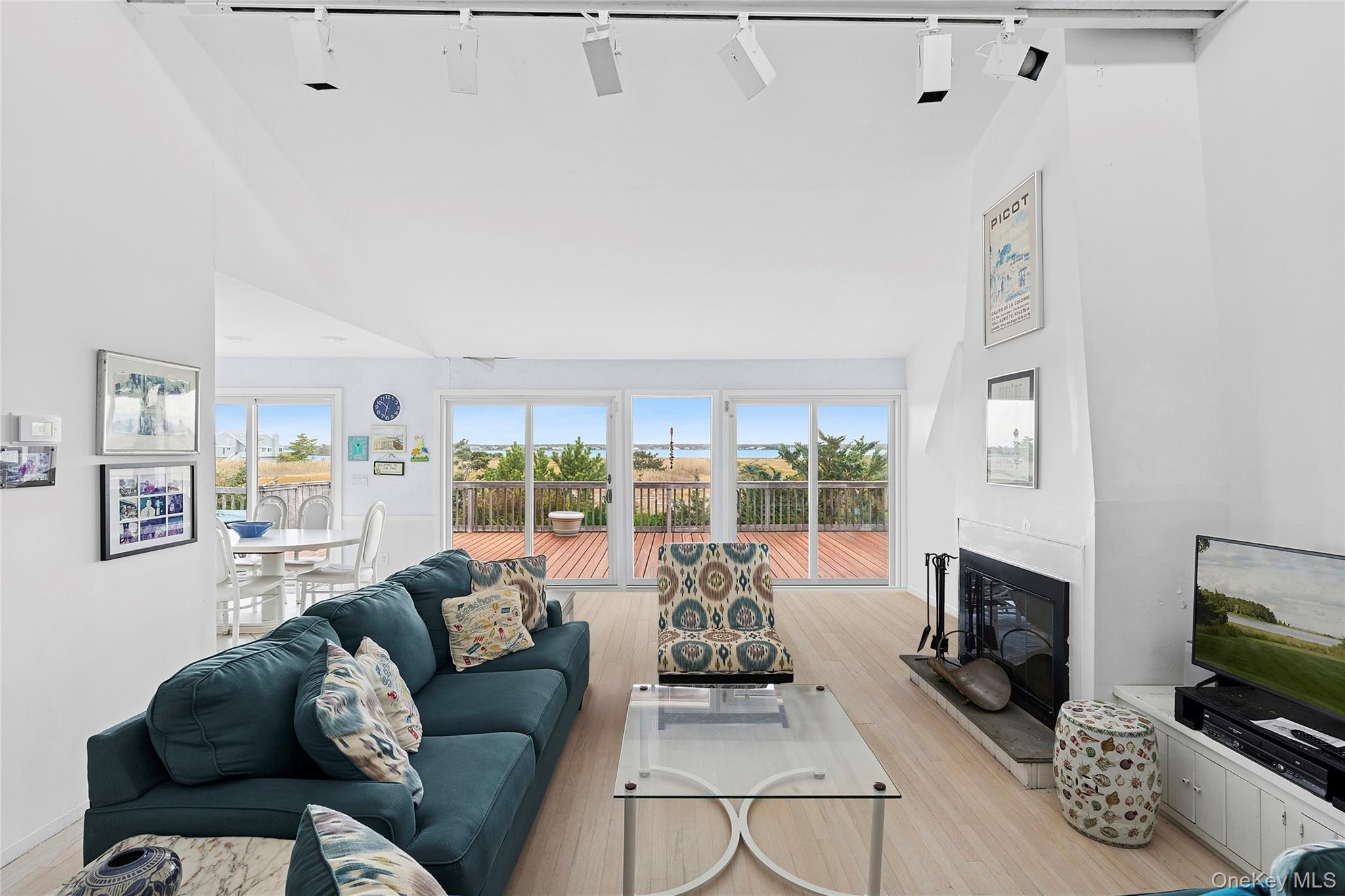 542 Dune Road Property Photo 4