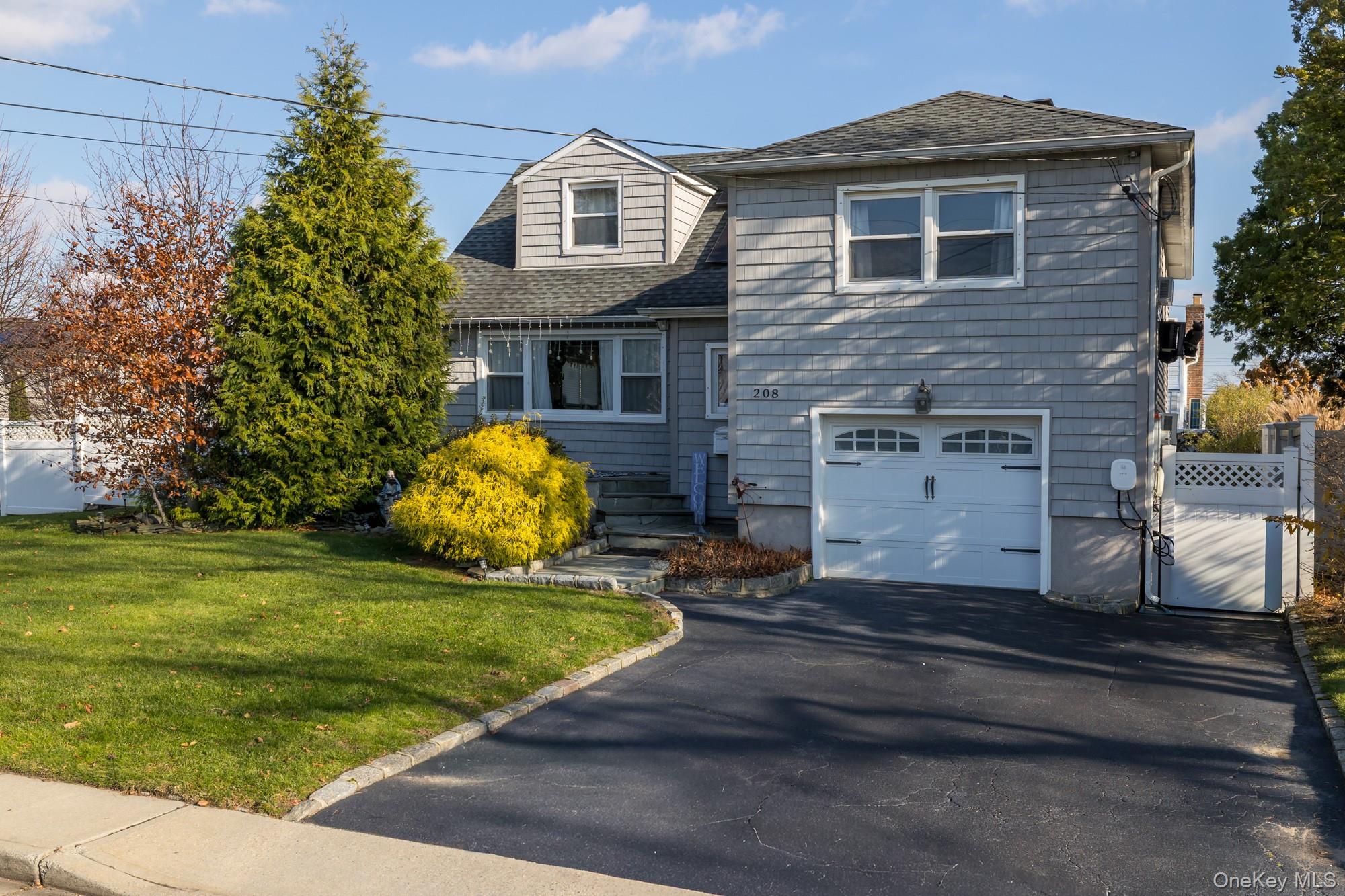 208 Island Parkway Property Photo 1