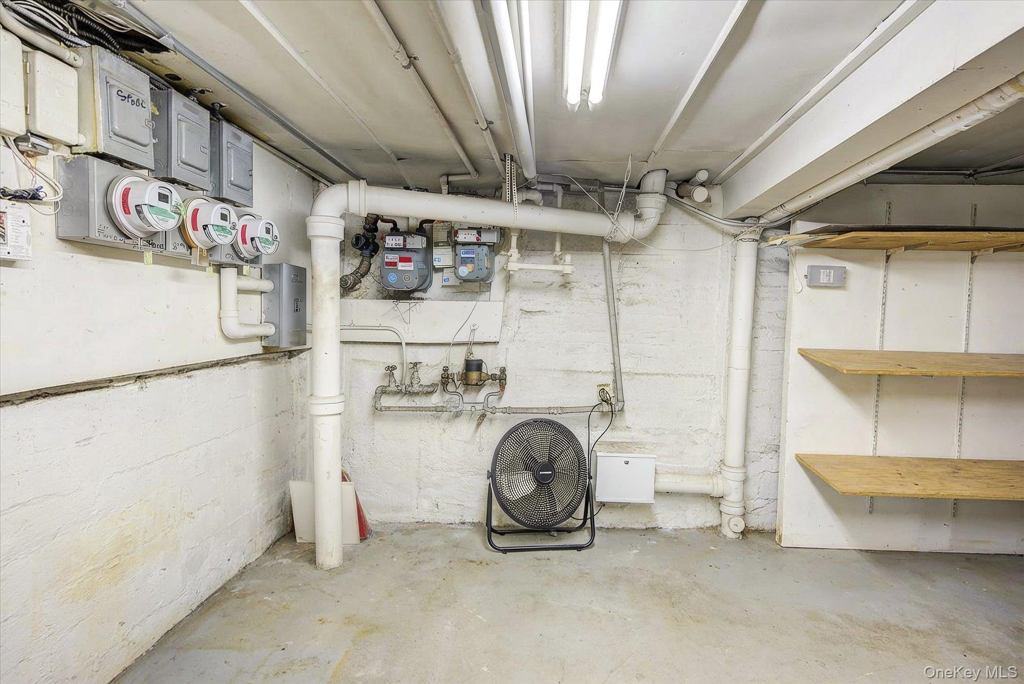 32-33/35/37/39 Steinway Street Property Photo 8