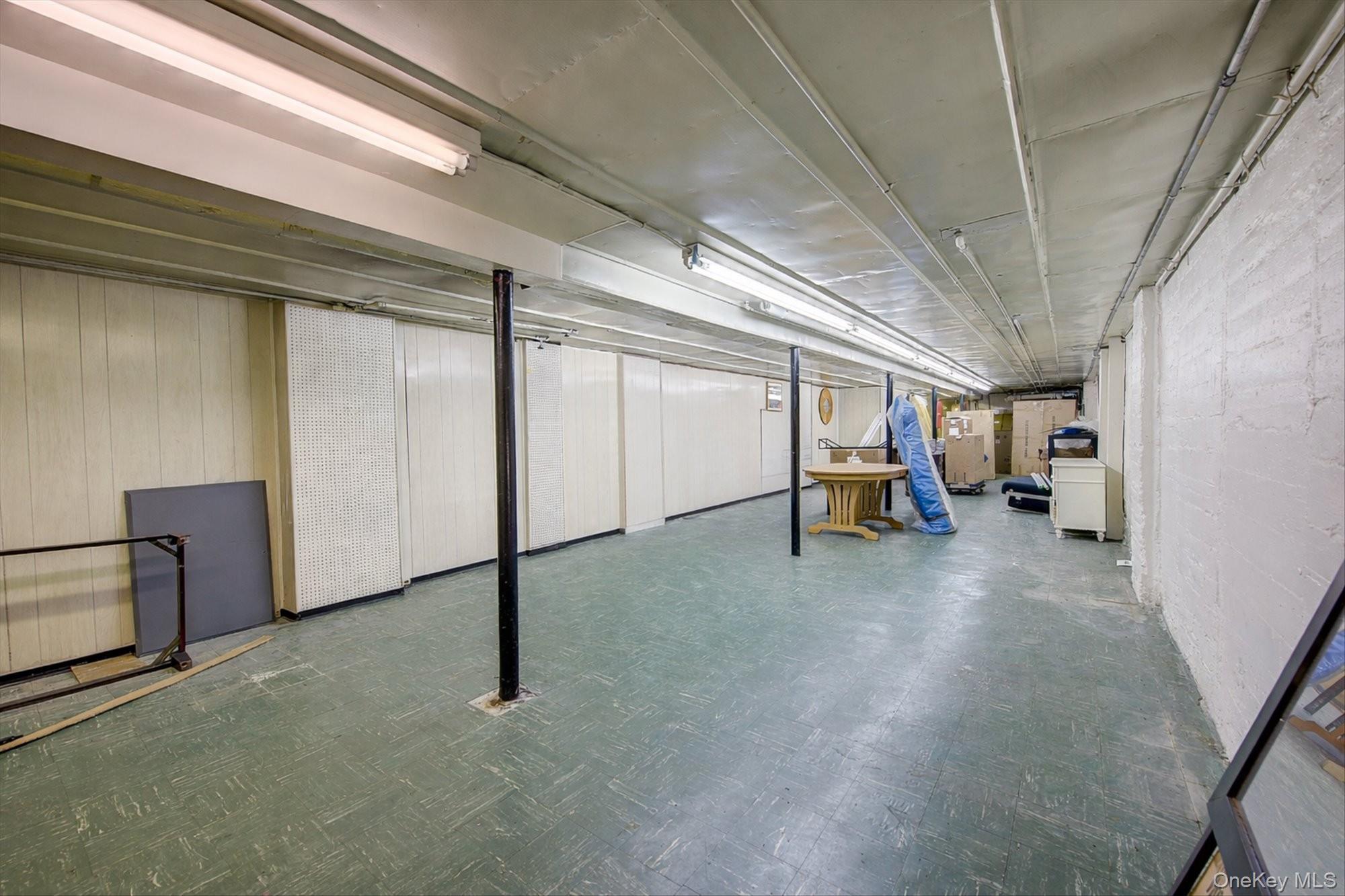 32-33/35/37/39 Steinway Street Property Photo 18