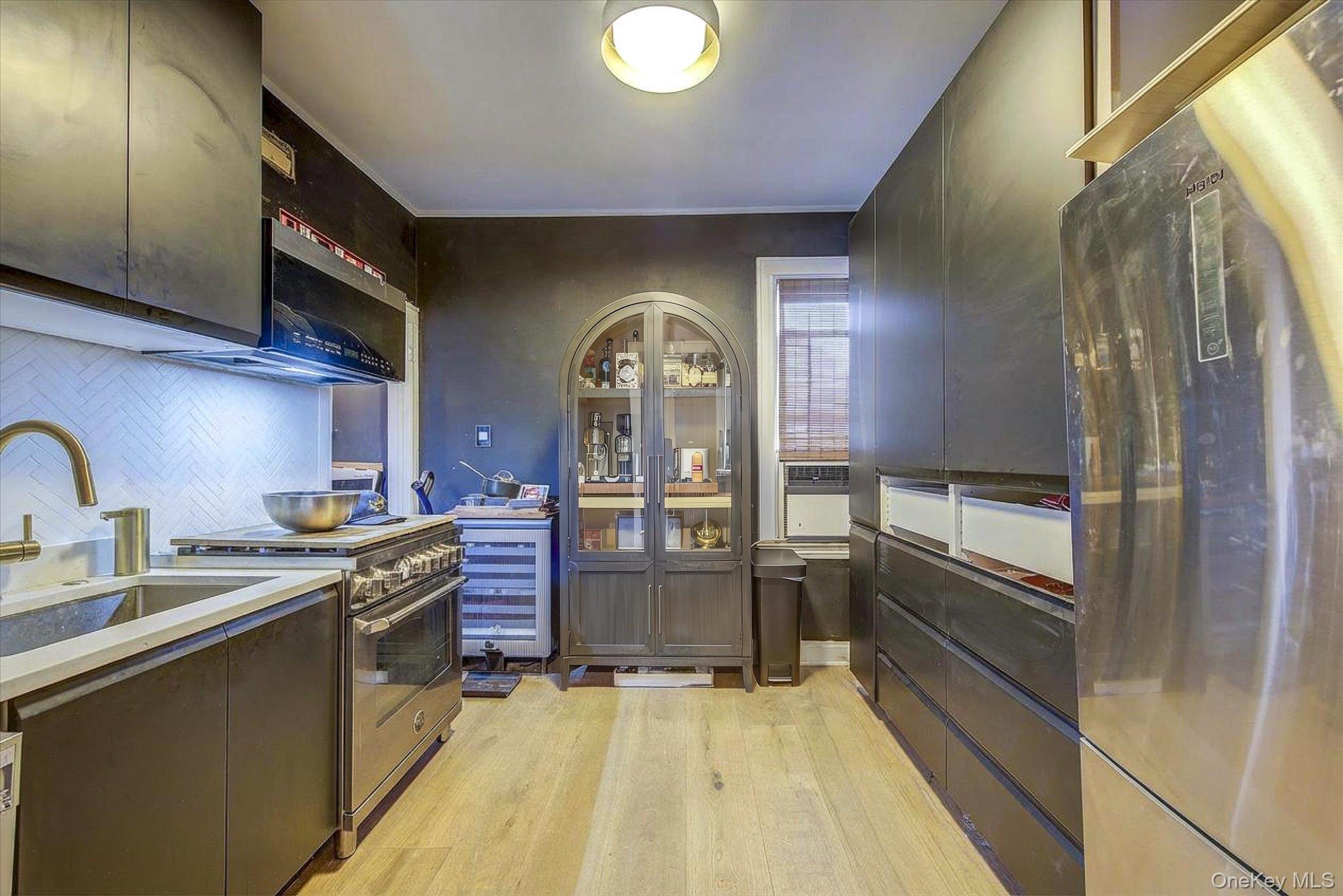 32-33/35/37/39 Steinway Street Property Photo 25